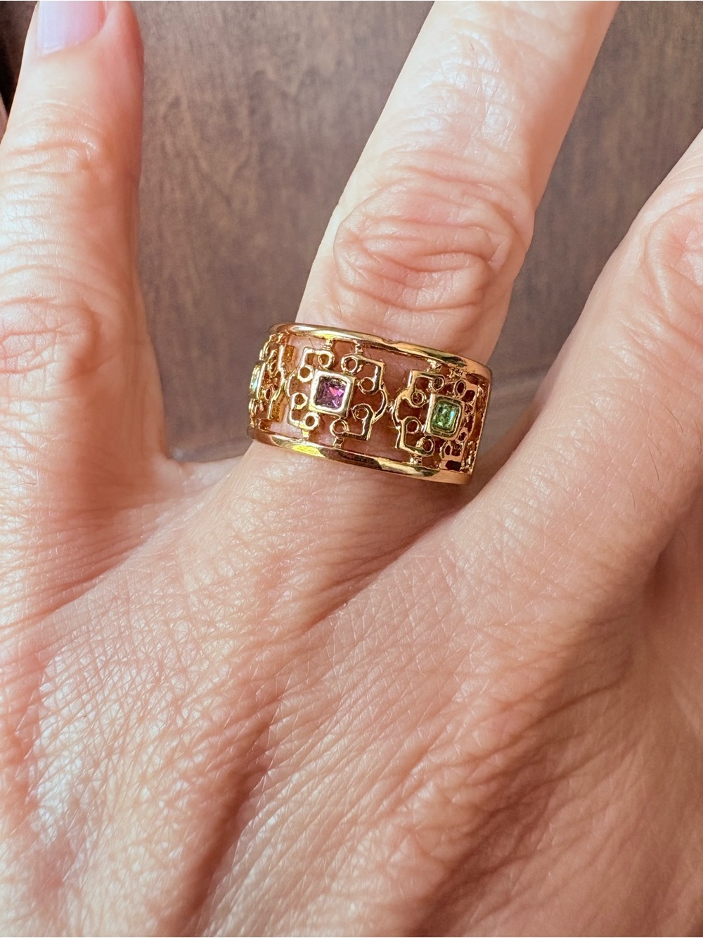 Vintage 90s Avon Gold Tone Wide Filigree Band Ring Green Purple Blue Stones Sz 9 - Picture 4 of 13
